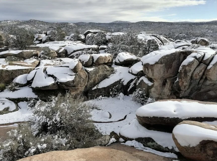 Formaciones rocosas de la zona cubiertas de nieve en invierno